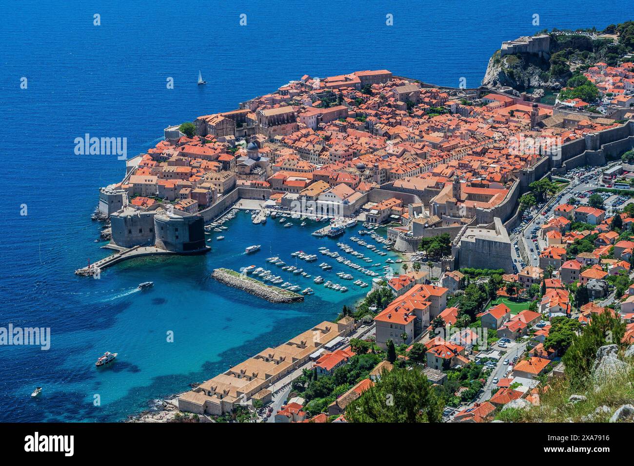 (240605) -- DUBROVNIK, 5 giugno 2024 (Xinhua) -- questa foto scattata il 4 giugno 2024 mostra una vista di Dubrovnik vista dalla collina Srdj di Dubrovnik, Croazia. (Zvonimir Barisin/PIXSELL via Xinhua) Foto Stock