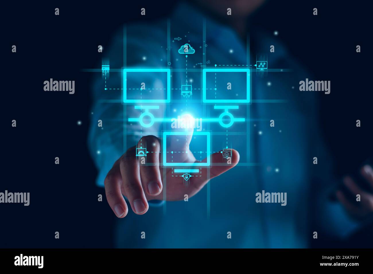 Tecnologia di scambio dati intelligente, trasferimento dati, connessione di rete cloud al server Internet dell'azienda. Archiviazione dei dati online e sicurezza informatica. Cloud Sy Foto Stock