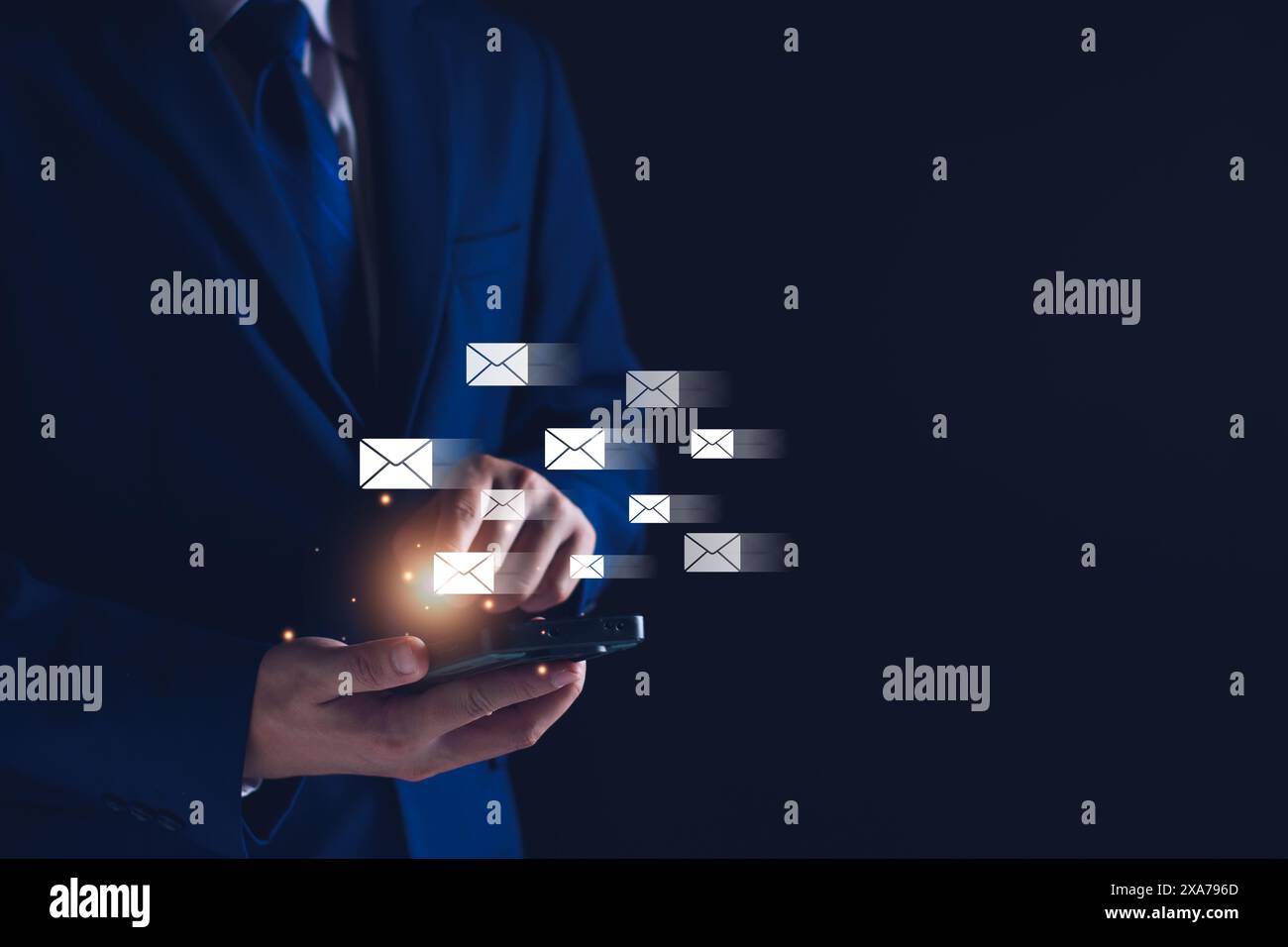 Uomo d'affari che invia e-mail tramite smartphone al cliente, contatto e comunicazione aziendale, icona e-mail, concetto di marketing tramite e-mail, invio di e-mail o newslette Foto Stock