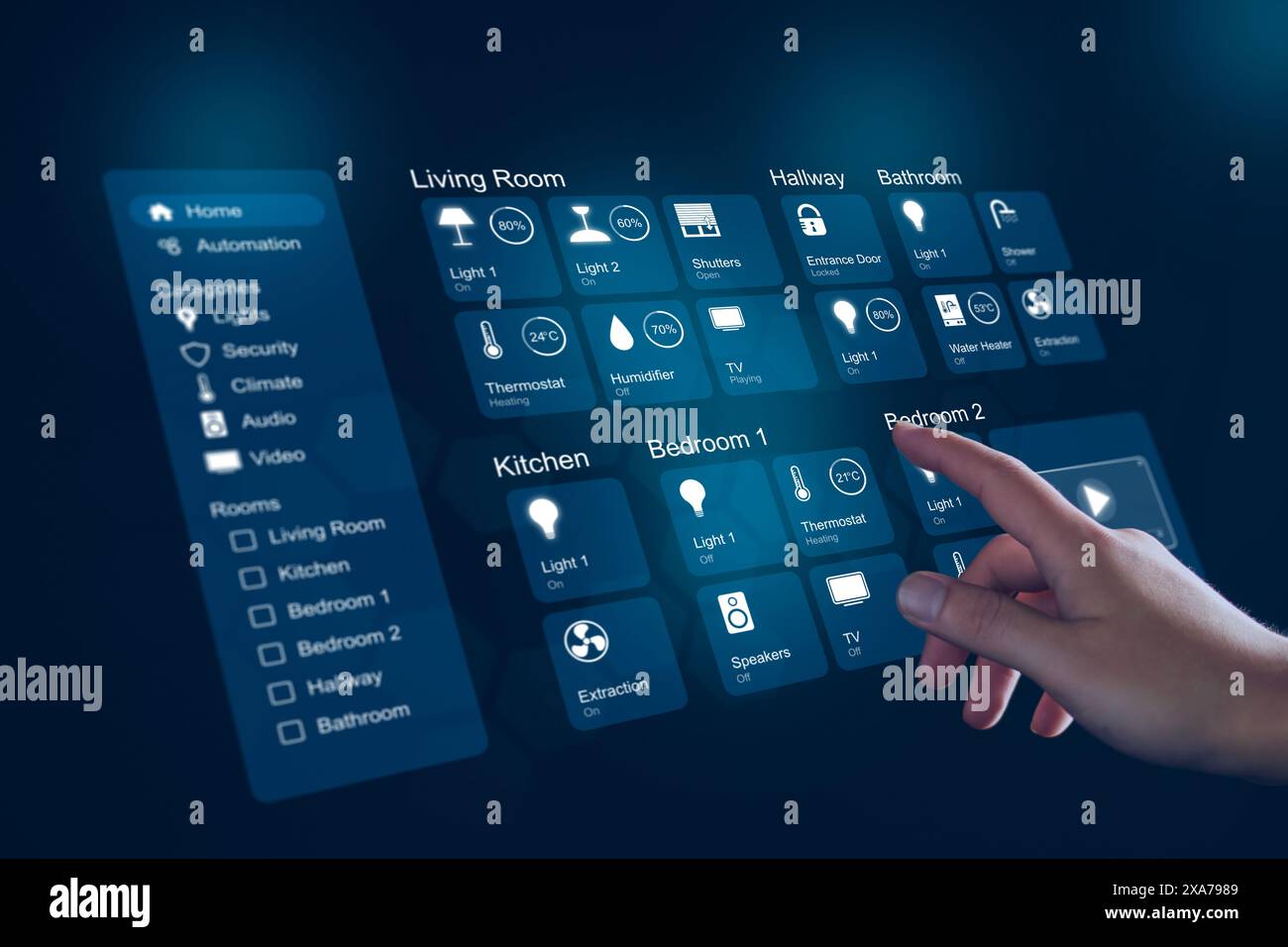 Concetto di casa intelligente. Persona che controlla i dispositivi elettronici all'interno dell'azienda. Tramite pannello di controllo digitale con ologramma, collegato tramite rete Wi-Fi. Rete intelligente Foto Stock