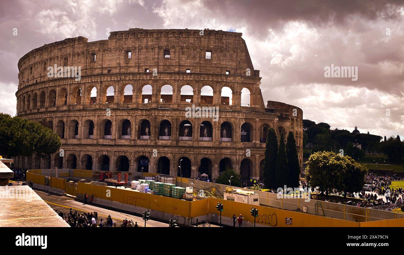Un gruppo di individui che passeggiano per l'architettura storica Foto Stock