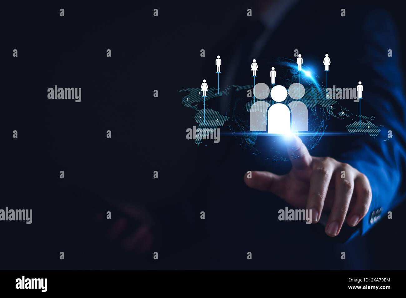 Gestione delle relazioni con i clienti. Un uomo d'affari con una struttura globale, tecnologia di rete del cliente, sviluppo di scambi di dati. cliente online Foto Stock