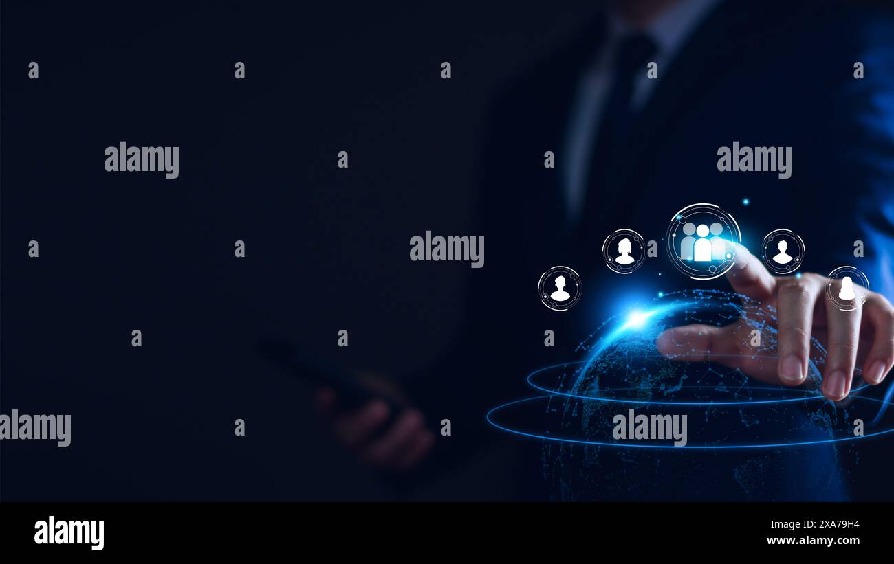 Gestione delle relazioni con i clienti. Uomo d'affari alla ricerca della struttura globale della tecnologia di rete del cliente, sviluppo di scambi di dati. servizio clienti online Foto Stock