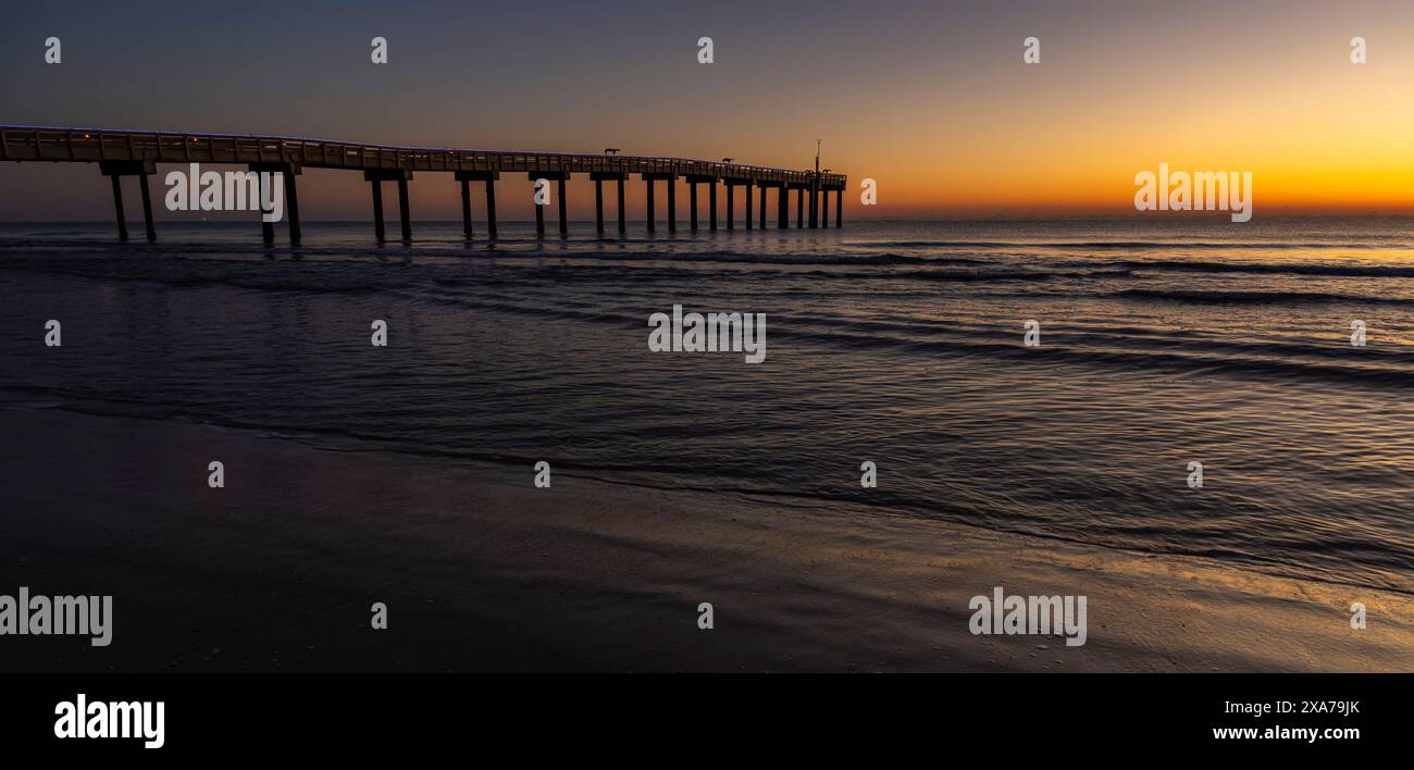 Una splendida e vibrante alba sulla spiaggia di St. Augustine, Florida Foto Stock