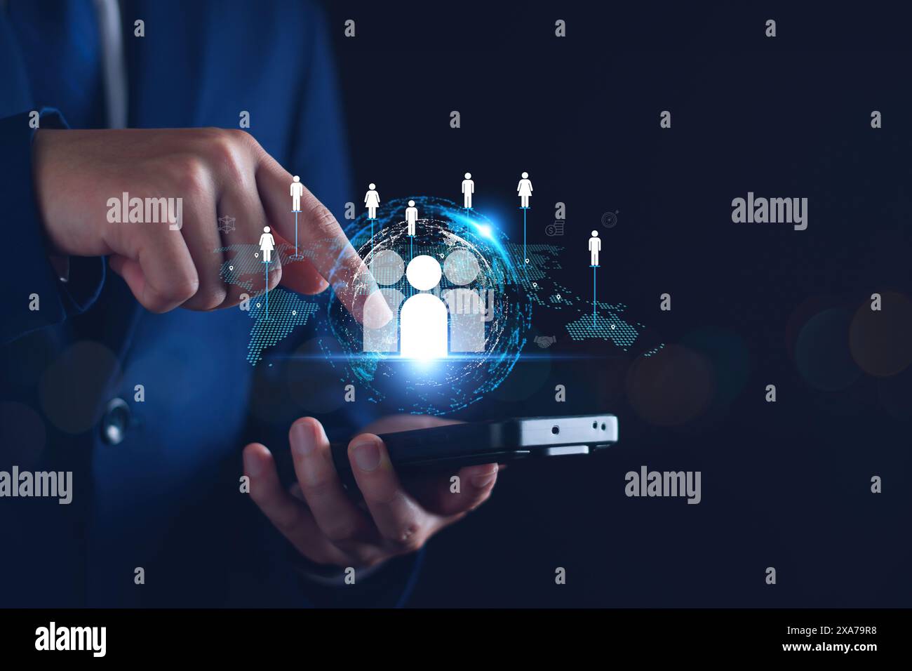 Gestione delle relazioni con i clienti. Un uomo d'affari con una struttura globale, tecnologia di rete del cliente, sviluppo di scambi di dati. cliente online Foto Stock