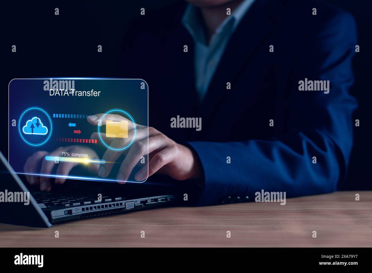 Gestione dei database cloud computing e concetto di trasferimento dei documenti di sicurezza dei data center, l'uomo d'affari trasferisce i dati online nel sistema di sicurezza busin Foto Stock