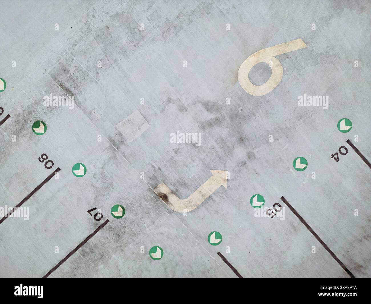 Vista dall'alto del parcheggio con posti auto gratuiti Foto Stock