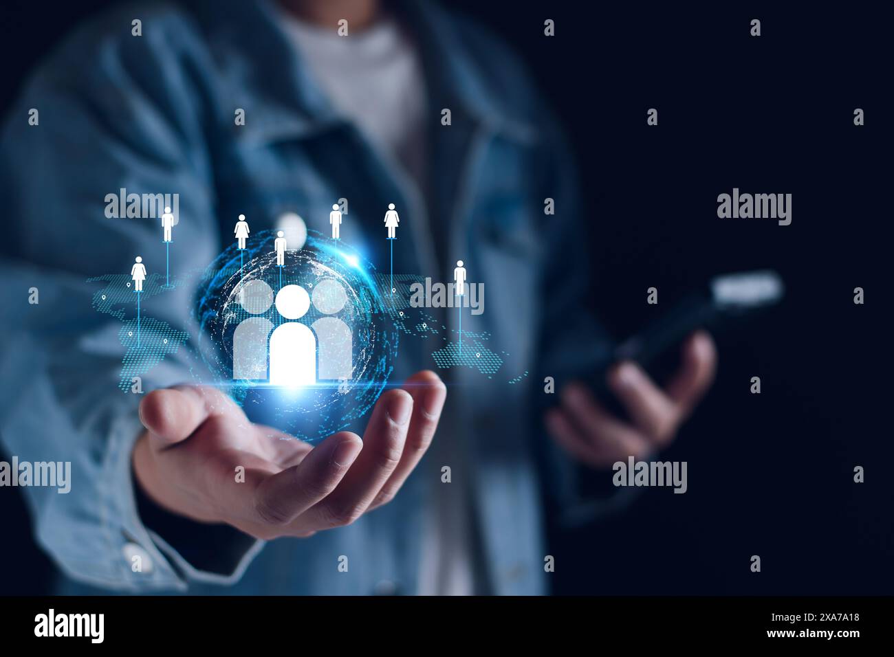 Gestione delle relazioni con i clienti. Un uomo d'affari con una struttura globale, tecnologia di rete del cliente, sviluppo di scambi di dati. cliente online Foto Stock