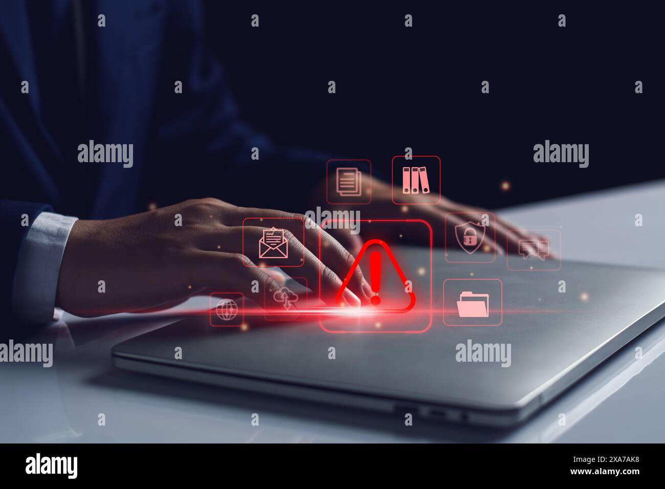 Avviso di sistema avviso di violazione, attacco informatico alla rete di computer. Programmatore, personale d'affari, sviluppatore che utilizza la tecnologia con avviso di attenzione triangolare Foto Stock