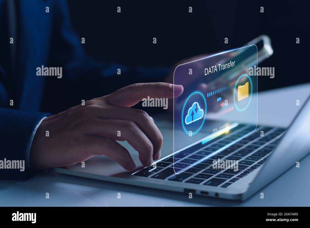Gestione dei database cloud computing e concetto di trasferimento dei documenti di sicurezza dei data center, l'uomo d'affari trasferisce i dati online nel sistema di sicurezza busin Foto Stock