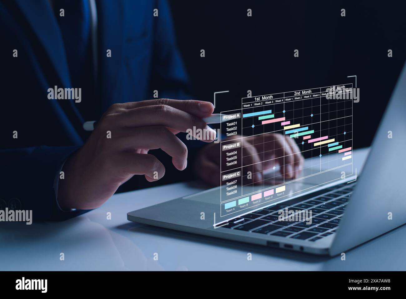 Project manager che lavora su un tablet. Aggiornamento delle attività e delle fasi cardine pianificazione dei progressi con l'interfaccia di pianificazione dei grafici Gantt per l'azienda su schermo virtuale Foto Stock