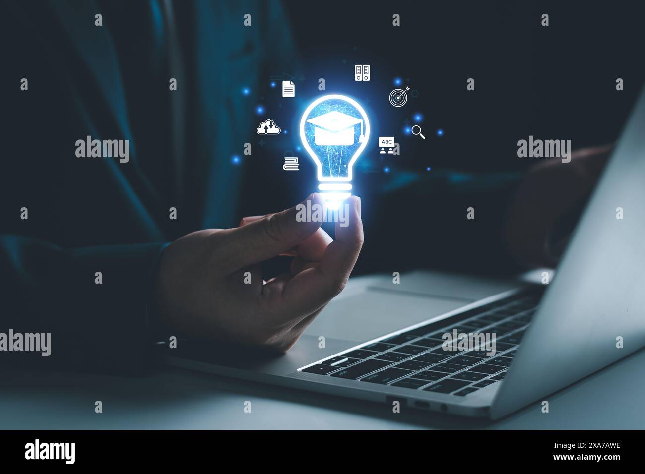 Programma di certificazione e-learning per laureati. Uomo con una lampadina che mostra un cappello da laurea, un corso di formazione su Internet, studia conoscenza al cr Foto Stock
