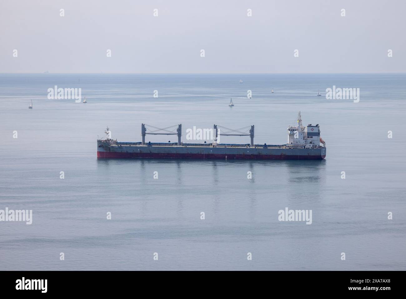 Una nave naviga in mare aperto Foto Stock