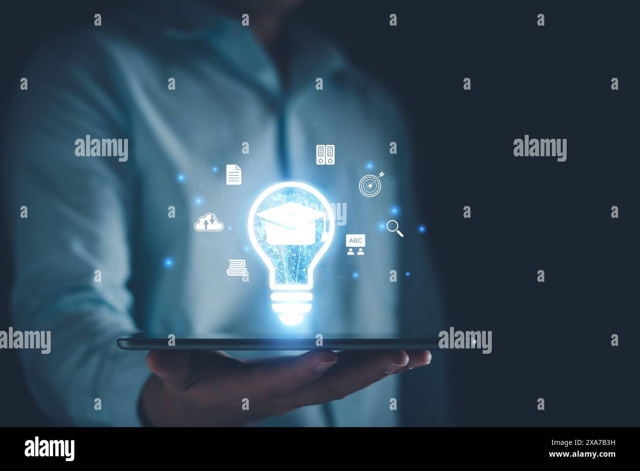 Programma di certificazione e-learning per laureati. Uomo con una lampadina che mostra un cappello da laurea, un corso di formazione su Internet, studia conoscenza al cr Foto Stock