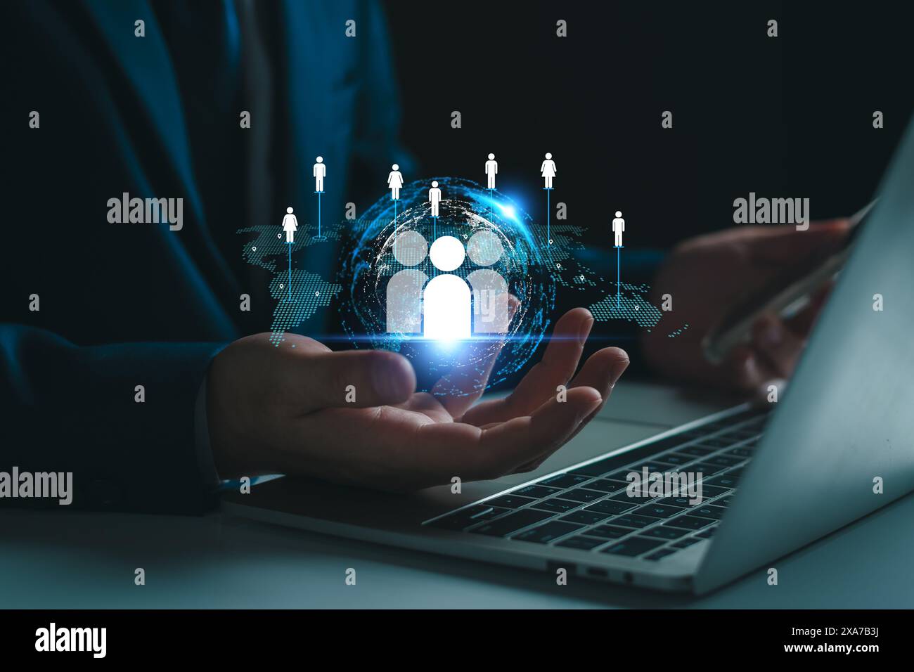 Gestione delle relazioni con i clienti. Un uomo d'affari con una struttura globale, tecnologia di rete del cliente, sviluppo di scambi di dati. cliente online Foto Stock