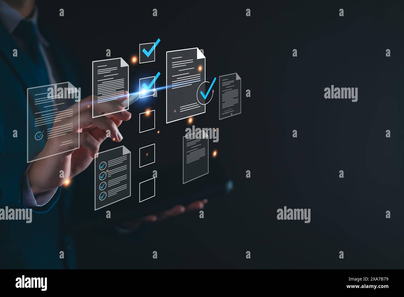 Concetto di gestione dei documenti, uomo d'affari controllare i documenti elettronici, compilazione del sondaggio. Elenco di controllo dei moduli digitali sulla schermata virtuale Gestione documenti Foto Stock