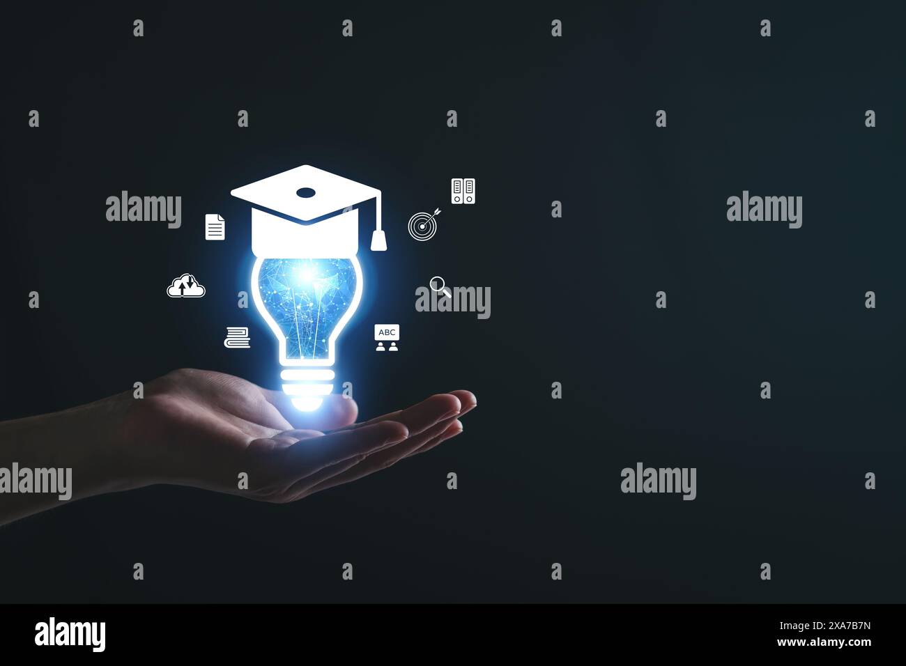 Programma di certificazione e-learning per laureati. Uomo con una lampadina che mostra un cappello da laurea, un corso di formazione su Internet, studia conoscenza al cr Foto Stock