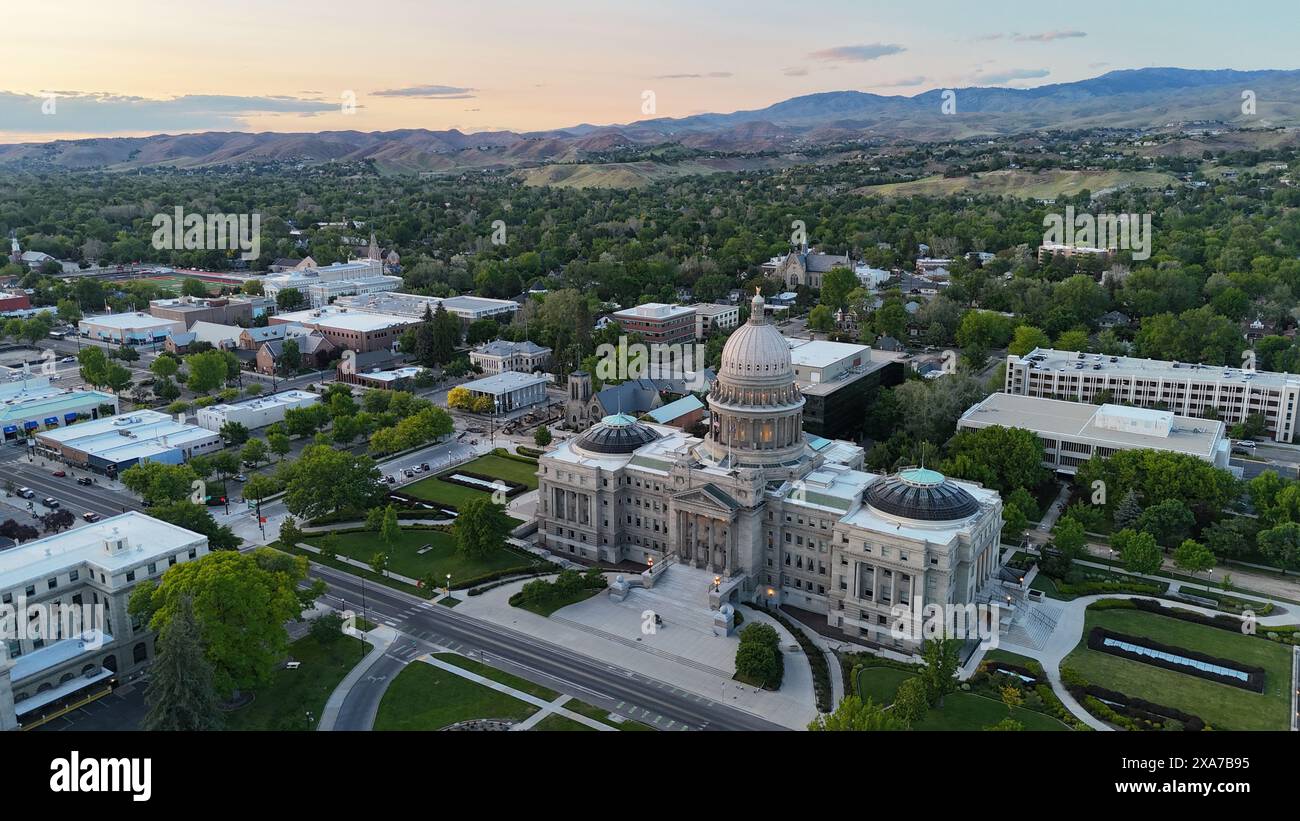 Fotografia dell'edificio del governo dello stato di Boise che guarda a sud-est verso le montagne e il cielo dell'alba Foto Stock