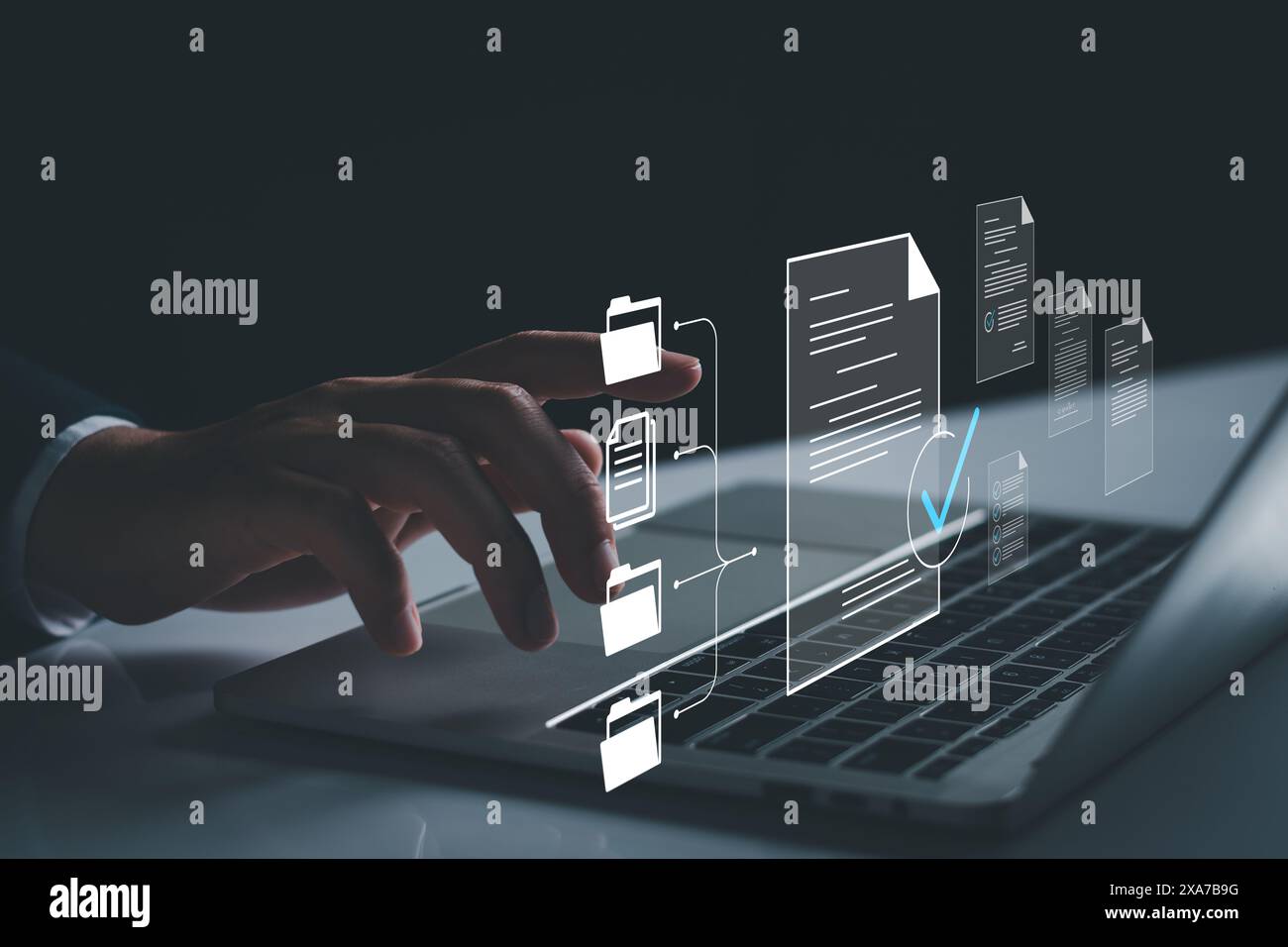 Compilazione di un sondaggio online, elenco di controllo dei moduli digitali per computer portatile, sistema di controllo della gestione dei documenti, database della documentazione online e processo m Foto Stock