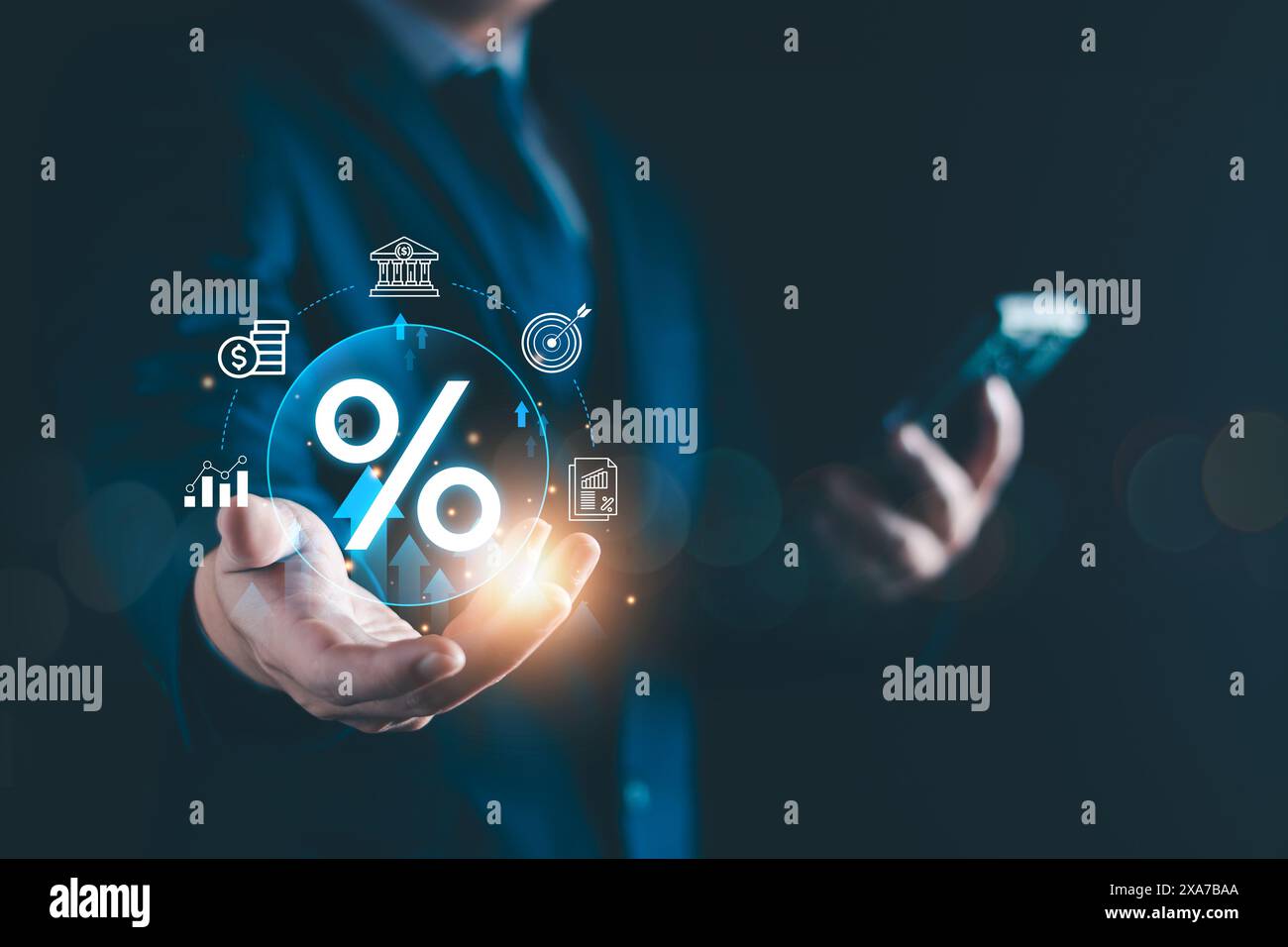Concetto di aumento del tasso di interesse. Gli uomini d'affari mostrano investimenti in percentuale e in crescita, aumento dei tassi di interesse, crescita delle imprese, azioni, fondi comuni Foto Stock