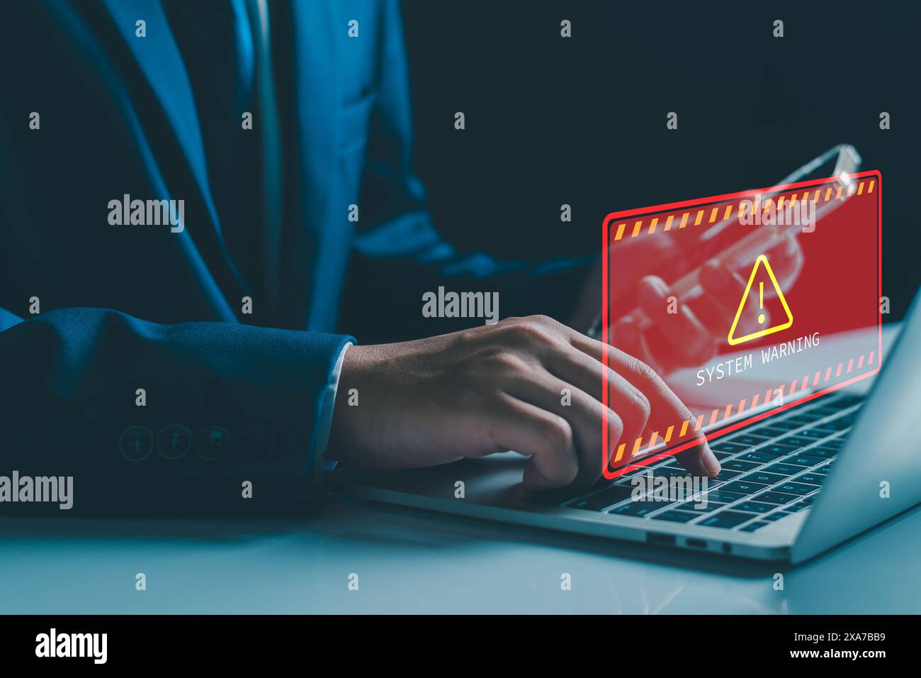 Avviso truffa, frode di avviso software, sicurezza informatica. Rilevamento di attacchi informatici su reti di computer, virus, spyware, malware, software dannoso e. Foto Stock