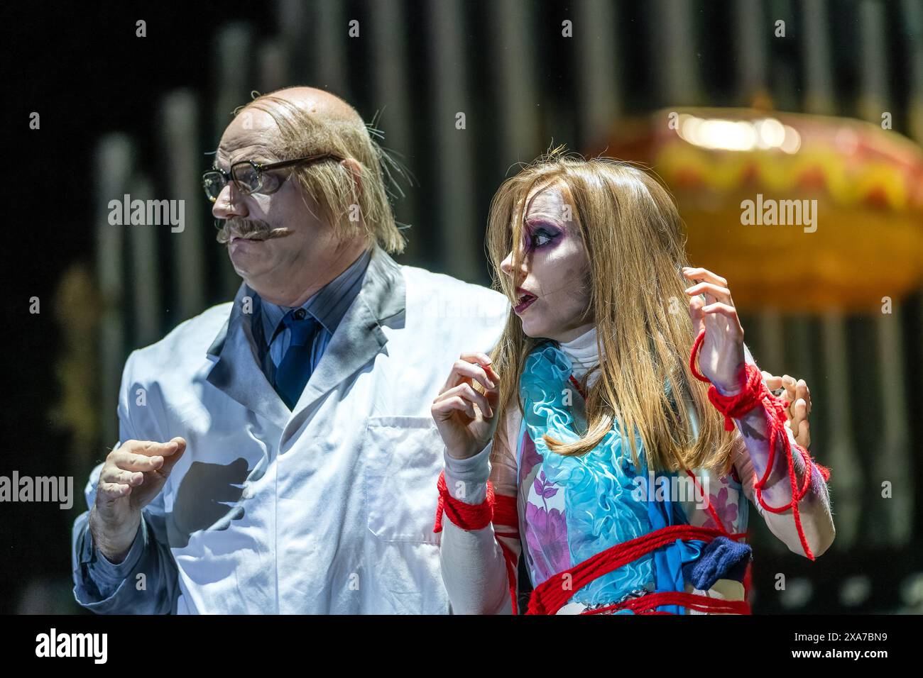 4 giugno 2024, Brandeburgo, Cottbus: Thorsten Coers (Mr. Fogg) e Anne Martha Schuitemaker (Johanna) sono sul palco dello Staatstheater Cottbus durante una prova fotografica per lo spettacolo 'Sweeney Todd - The Demon Barber of Fleet Street'. Hugh Wheller ha scritto il libro per il thriller musicale di Stephen Sondheim basato sull'opera omonima di Christopher Bond. La versione tedesca è di Wilfried Steiner e Roman Hinze. La produzione è diretta da Cordula Däuper, il palco è stato progettato da Pascal Seibicke e Sophie du Vinage è responsabile dei costumi. La prima è l'8 giugno 2024. Foto: Fran Foto Stock