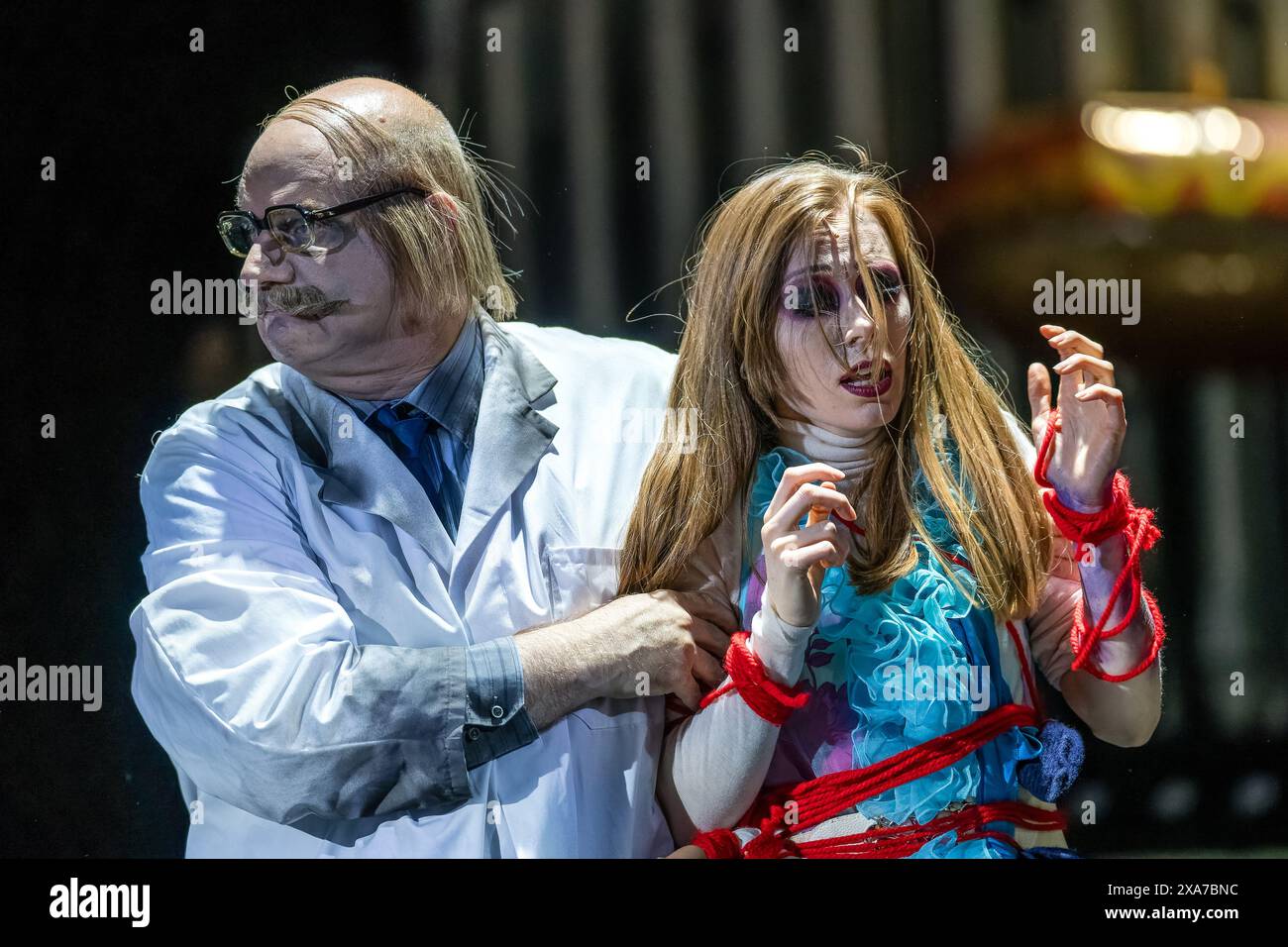 4 giugno 2024, Brandeburgo, Cottbus: Thorsten Coers (Mr. Fogg) e Anne Martha Schuitemaker (Johanna) sono sul palco dello Staatstheater Cottbus durante una prova fotografica per lo spettacolo 'Sweeney Todd - The Demon Barber of Fleet Street'. Hugh Wheller ha scritto il libro per il thriller musicale di Stephen Sondheim basato sull'opera omonima di Christopher Bond. La versione tedesca è di Wilfried Steiner e Roman Hinze. La produzione è diretta da Cordula Däuper, il palco è stato progettato da Pascal Seibicke e Sophie du Vinage è responsabile dei costumi. La prima è l'8 giugno 2024. Foto: Fran Foto Stock