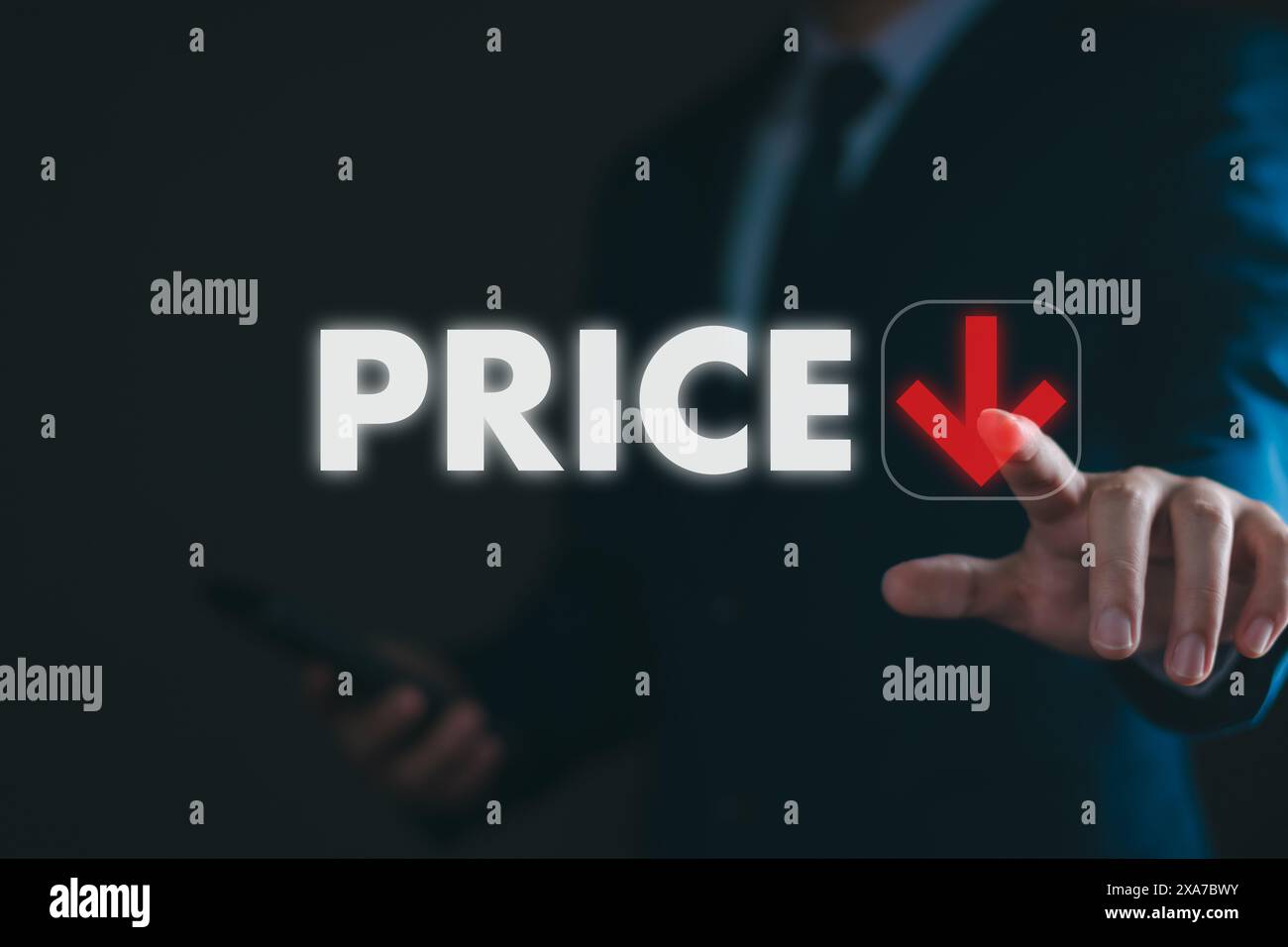 Concetto di basso prezzo. Uomo d'affari che tocca la freccia verso il basso, i prezzi bassi stimolano l'economia e il mercato. diminuire il prezzo Foto Stock
