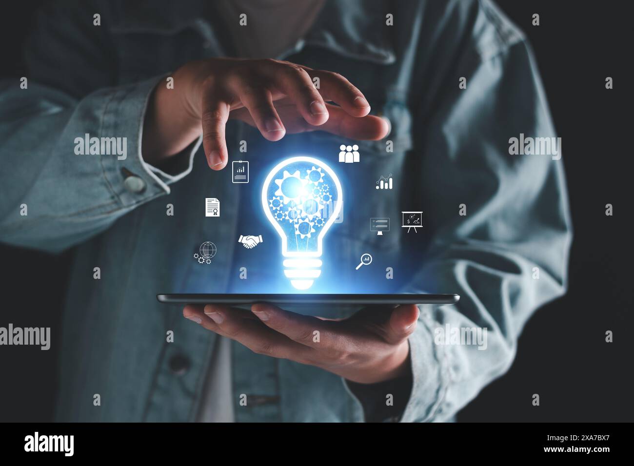 Concetto di soluzione aziendale. Lampadine creative per uomini d'affari con rete di marketing, strategia di pianificazione, soluzione di analisi e sviluppo, moderne Foto Stock