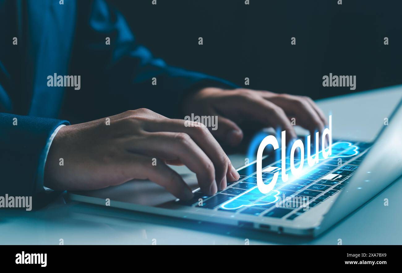 Concetto di tecnologia dei servizi cloud. un uomo d'affari utilizza un notebook con cloud service computing, trasferisce l'archiviazione dei dati, backup delle informazioni, rete aziendale digitale Foto Stock
