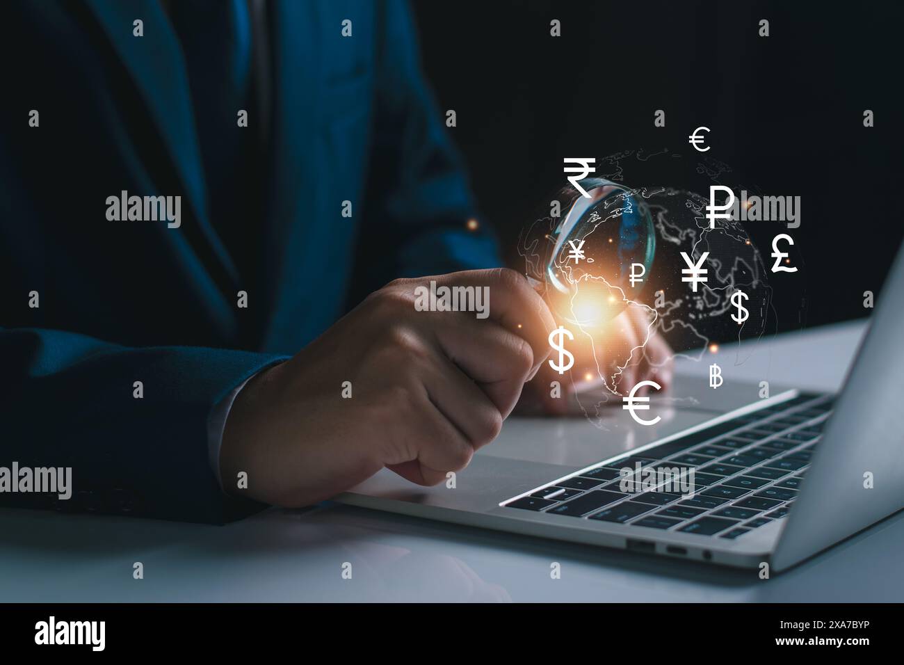 Concetto di cambio valuta e trasferimento di denaro internazionale. Uomo d'affari alla ricerca di un cambio di valuta globale virtuale, valuta estera, internazionale Foto Stock