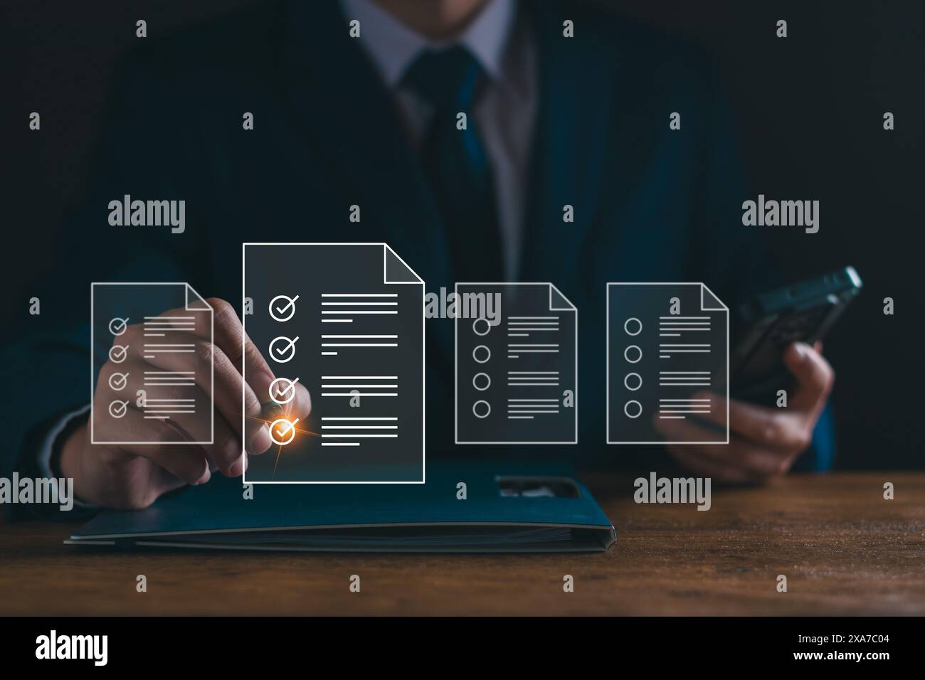 Concetto di gestione dei documenti, uomo d'affari controllare i documenti elettronici, compilazione del sondaggio. Elenco di controllo dei moduli digitali sulla schermata virtuale Gestione documenti Foto Stock