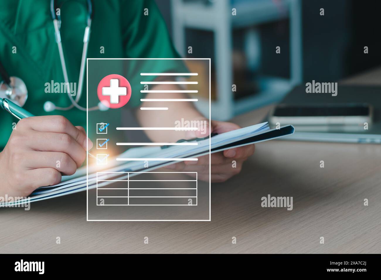 Concetto di checklist medica. Medico che scrive cartella medica, carta checklist, cartella paziente appunti. Documento di assicurazione sanitaria. Sala del medico. assistenza sanitaria Foto Stock