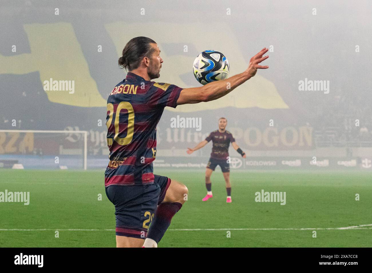 Emozionante partita di calcio Pogon Szczecin contro Lech Poznan in Polonia. Foto Stock