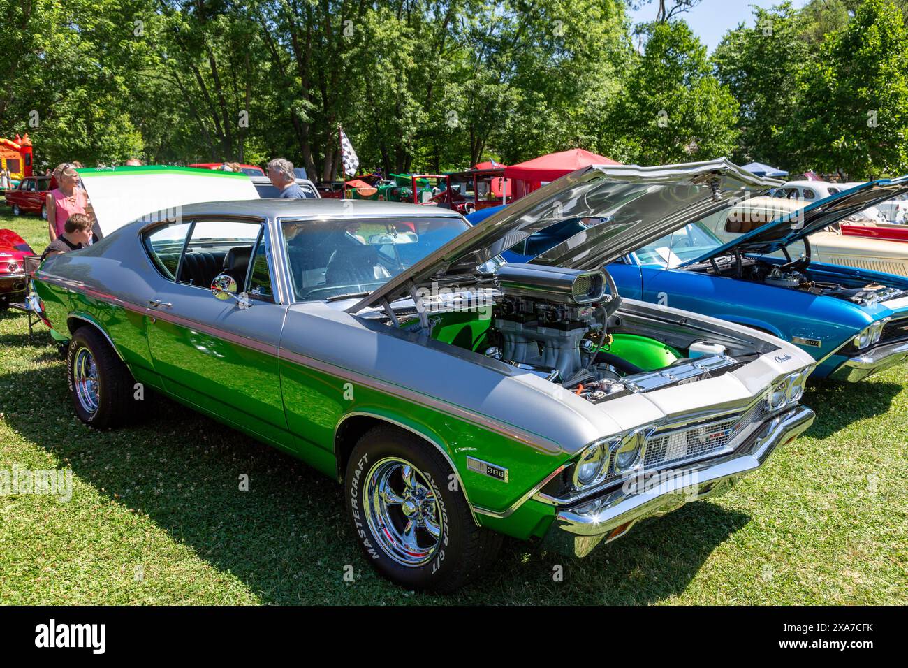 Una Chevrolet Chevelle Malibu 1968 grigia e verde personalizzata con cofano aperto per mostrare il motore e il ventilatore presso la zona fieristica della contea di DeKalb ad Auburn, INDIANA. Foto Stock