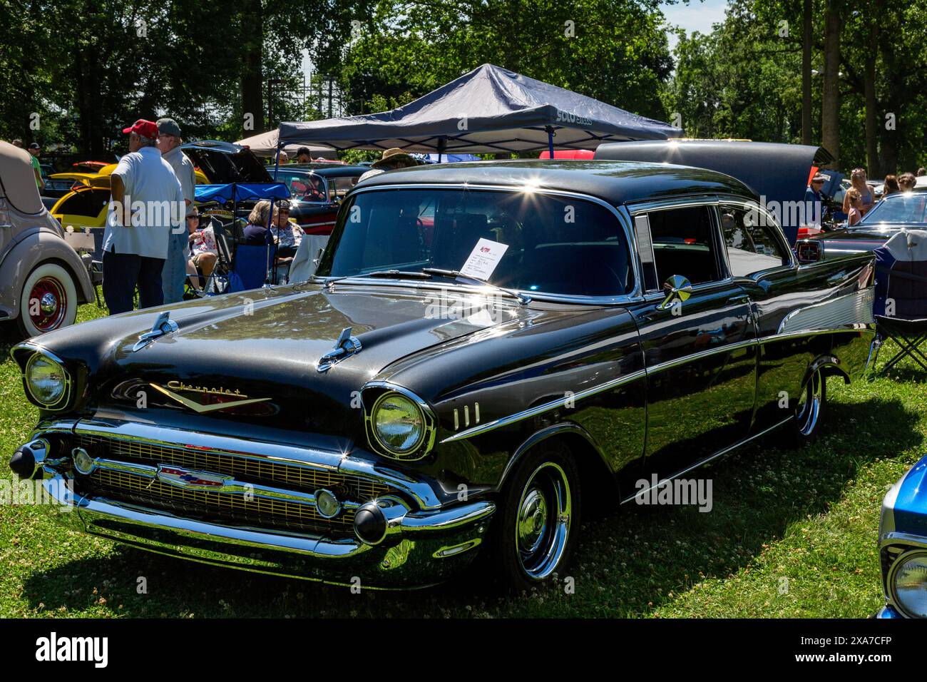 Una classica Chevrolet bel Air nera del 1957 in mostra presso la zona fieristica della contea di DeKalb ad Auburn, Indiana, USA. Foto Stock