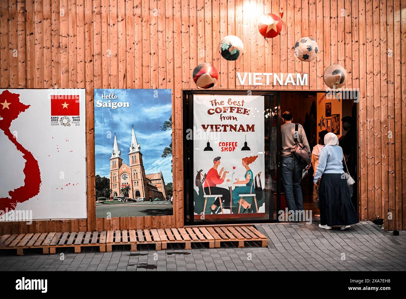 Un gruppo eterogeneo di individui con cartelli all'esterno di un edificio Foto Stock