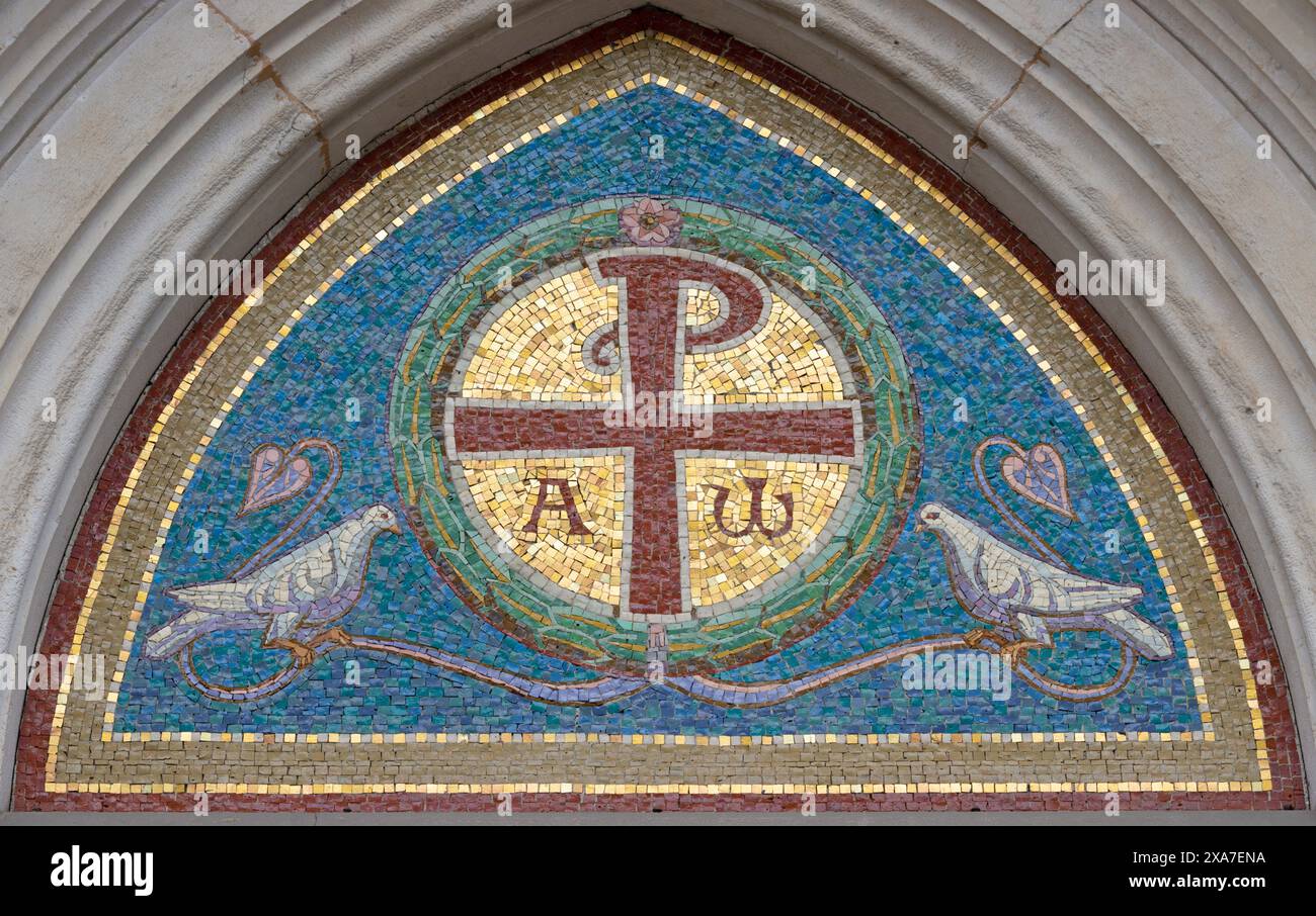 MILANO, ITALIA - 7 MARZO 2024: Il mosaico di chi- Rho - monogramma di Gesù Cristo sulla facciata della chiesa di Santa Maria del suffragio Foto Stock