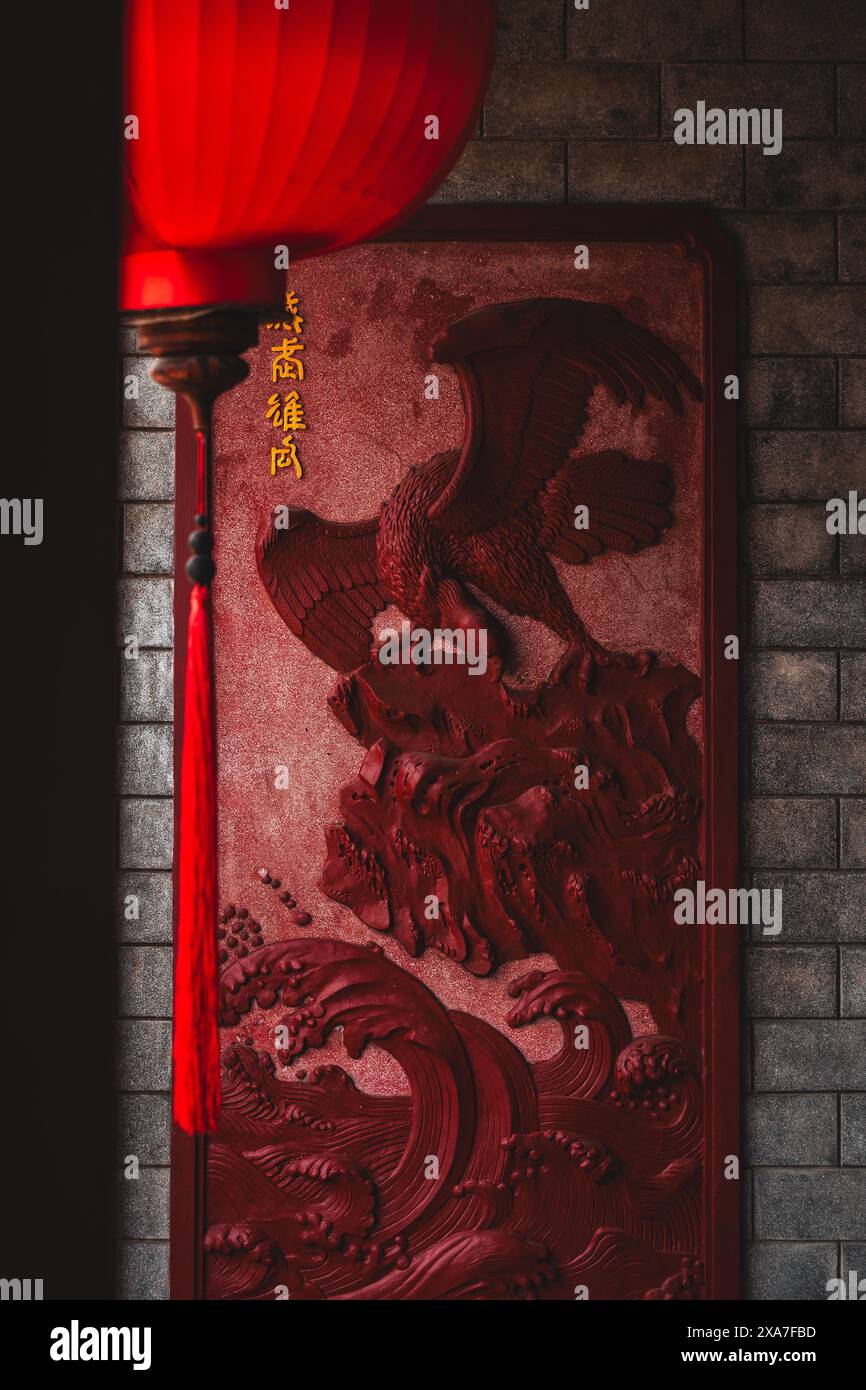 Tradizionale decor cinese alle pareti con design orientale e lanterna sullo sfondo Foto Stock
