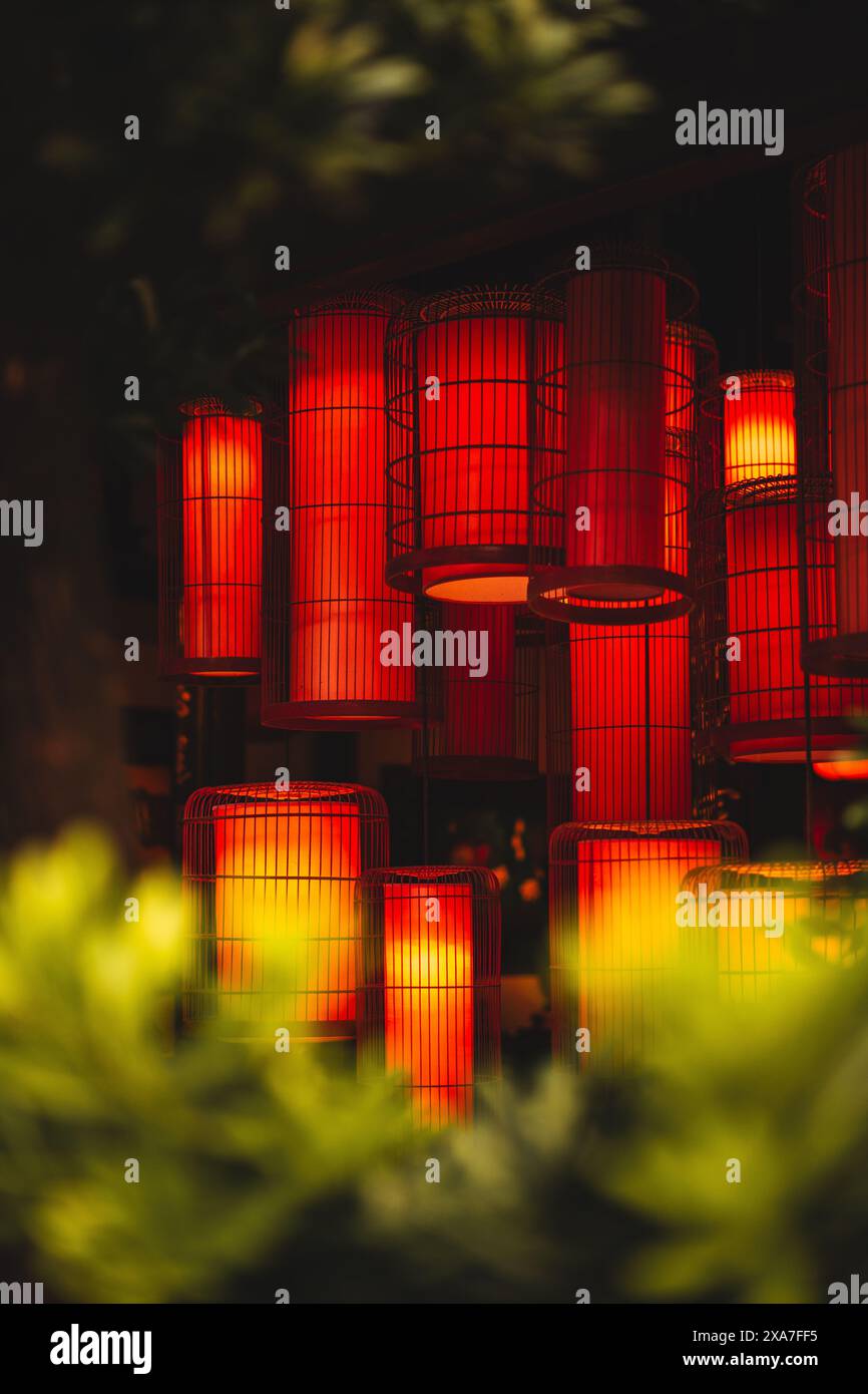 Le lanterne appese al soffitto di un edificio illuminate Foto Stock