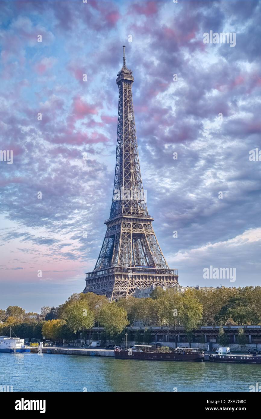 Parigi, il ponte Bir-Hakeim sulla Senna, con la Torre Eiffel in autunno Foto Stock