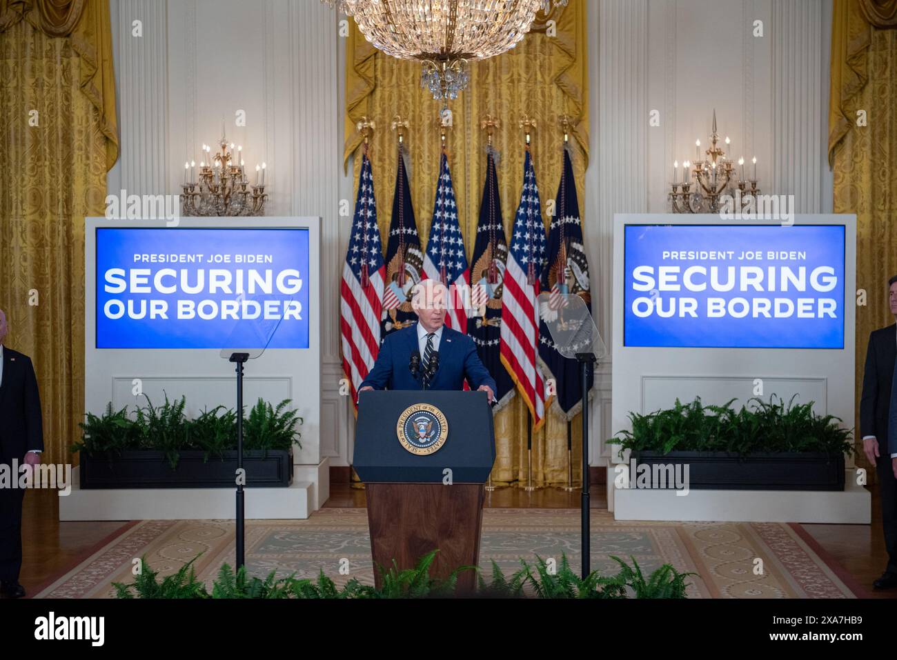 Il presidente degli Stati Uniti Joe Biden pronuncia le sue osservazioni sul confine nella sala est della Casa Bianca a Washington DC martedì 4 giugno 2024. Il Presidente Biden ha annunciato un ordine esecutivo che limita i migranti a chiedere asilo quando attraversano illegalmente il confine meridionale. Crediti: Annabelle Gordon/CNP/MediaPunch Foto Stock