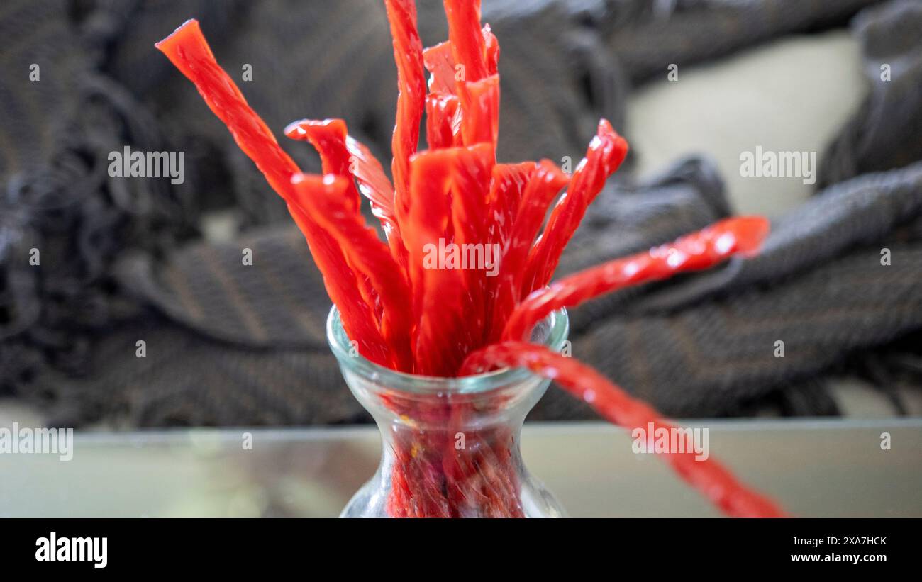 Spuntini sottili di arancia in vaso di vetro sul tavolo Foto Stock