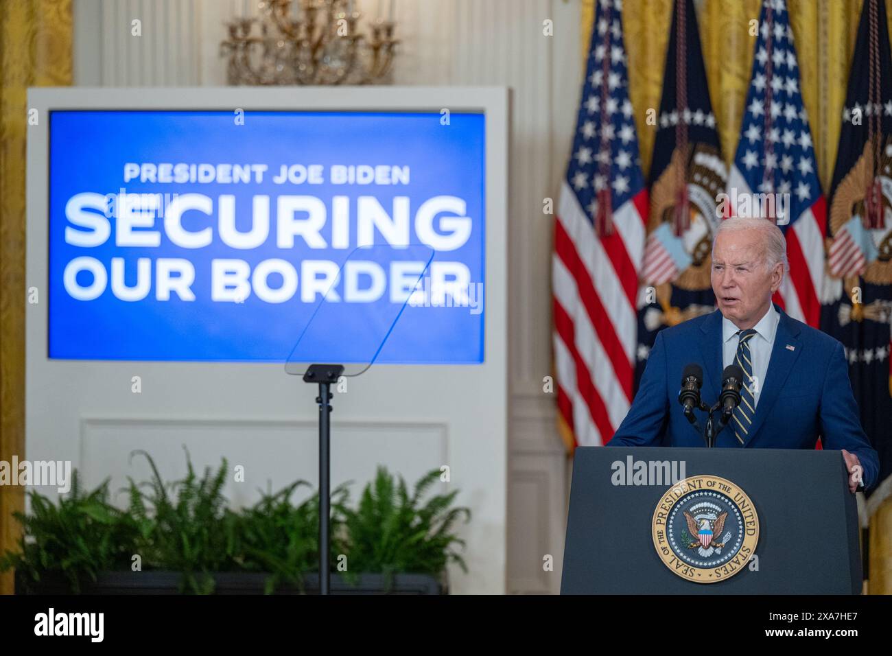 Il presidente degli Stati Uniti Joe Biden pronuncia le sue osservazioni sul confine nella sala est della Casa Bianca a Washington DC martedì 4 giugno 2024. Il Presidente Biden ha annunciato un ordine esecutivo che limita i migranti a chiedere asilo quando attraversano illegalmente il confine meridionale. Crediti: Annabelle Gordon/CNP/MediaPunch Foto Stock