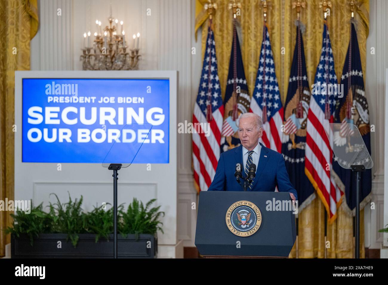 Il presidente degli Stati Uniti Joe Biden pronuncia le sue osservazioni sul confine nella sala est della Casa Bianca a Washington DC martedì 4 giugno 2024. Il Presidente Biden ha annunciato un ordine esecutivo che limita i migranti a chiedere asilo quando attraversano illegalmente il confine meridionale. Crediti: Annabelle Gordon/CNP/MediaPunch Foto Stock