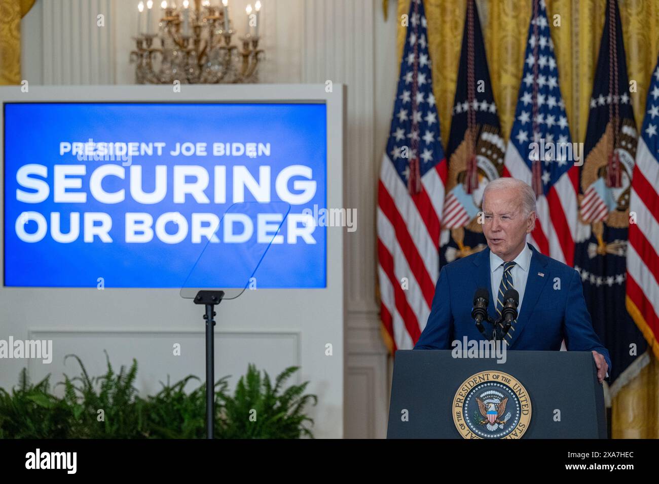 Il presidente degli Stati Uniti Joe Biden pronuncia le sue osservazioni sul confine nella sala est della Casa Bianca a Washington DC martedì 4 giugno 2024. Il Presidente Biden ha annunciato un ordine esecutivo che limita i migranti a chiedere asilo quando attraversano illegalmente il confine meridionale. Crediti: Annabelle Gordon/CNP/MediaPunch Foto Stock