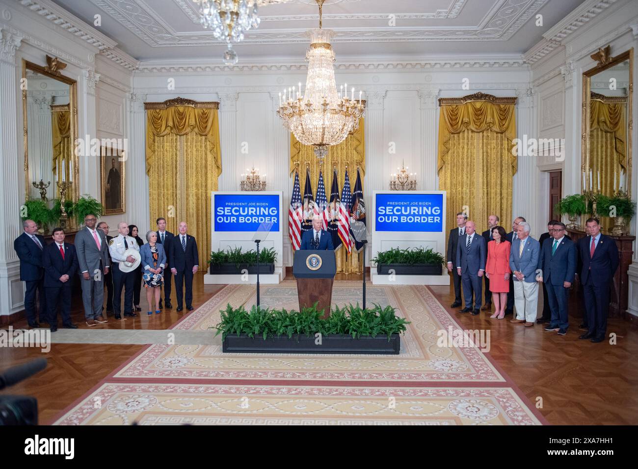 Il presidente degli Stati Uniti Joe Biden pronuncia le sue osservazioni sul confine nella sala est della Casa Bianca a Washington DC martedì 4 giugno 2024. Il Presidente Biden ha annunciato un ordine esecutivo che limita i migranti a chiedere asilo quando attraversano illegalmente il confine meridionale. Crediti: Annabelle Gordon/CNP/MediaPunch Foto Stock