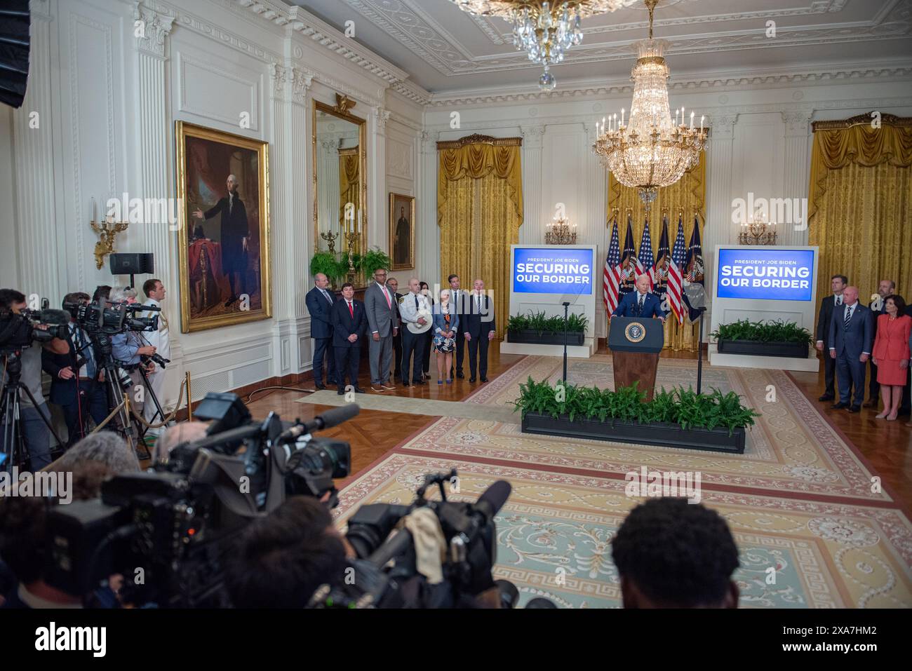 Il presidente degli Stati Uniti Joe Biden pronuncia le sue osservazioni sul confine nella sala est della Casa Bianca a Washington DC martedì 4 giugno 2024. Il Presidente Biden ha annunciato un ordine esecutivo che limita i migranti a chiedere asilo quando attraversano illegalmente il confine meridionale. Crediti: Annabelle Gordon/CNP/MediaPunch Foto Stock