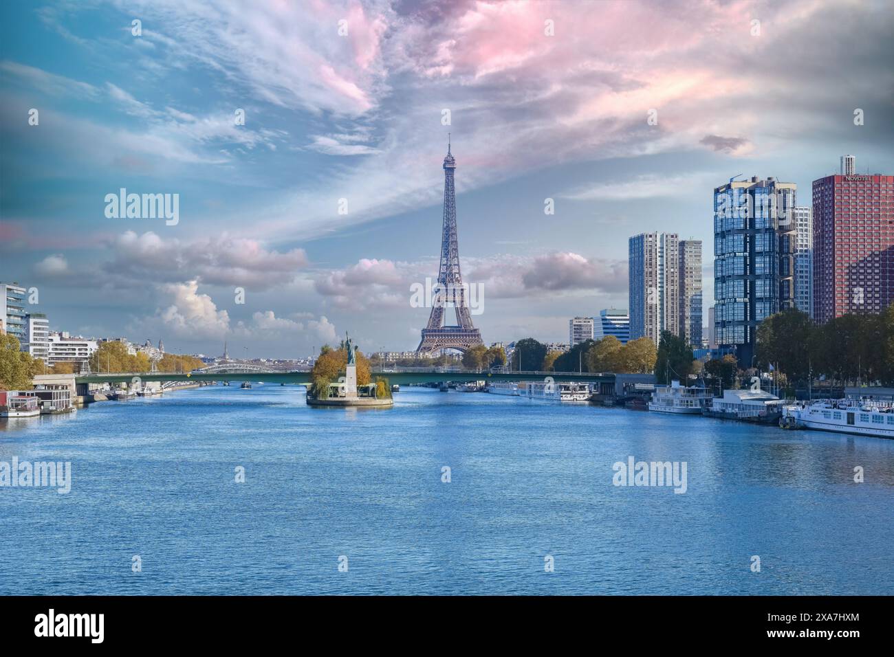 Parigi, il ponte Grenelle sulla Senna, con la statua della libertà, e la Torre Eiffel sullo sfondo Foto Stock