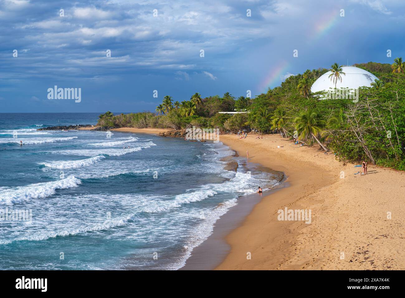 Rincon, Porto Rico - 27 febbraio 2024: Affacciato su Domes Beach. Ospita eventi di surf che attirano concorrenti da tutto il mondo. Foto Stock